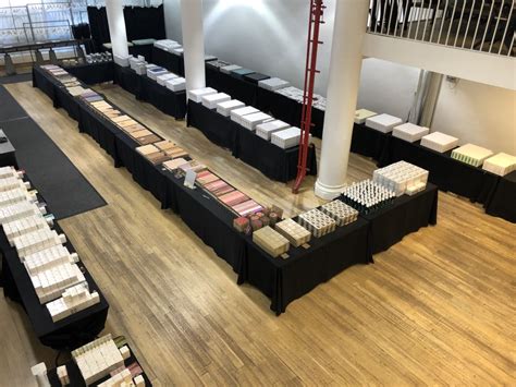 260 sample sale nyc - If you are experiencing issues with your order, please email customercare@260samplesale.com within 30 days from your delivery date. Our events have been known to see over 17k customers on opening day - this happens 2-4x per week, on a weekly basis. This creates a huge influx of emails and phone calls, we greatly appreciate your patience in this ... 